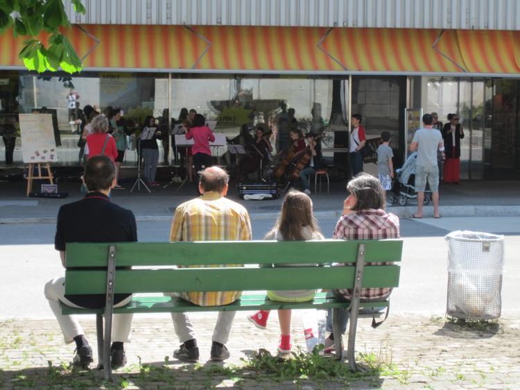 Das Orchester "Accelerando" unter der Leitung von Regula Anderes spielt vor der COOP-City für "Bright Future"