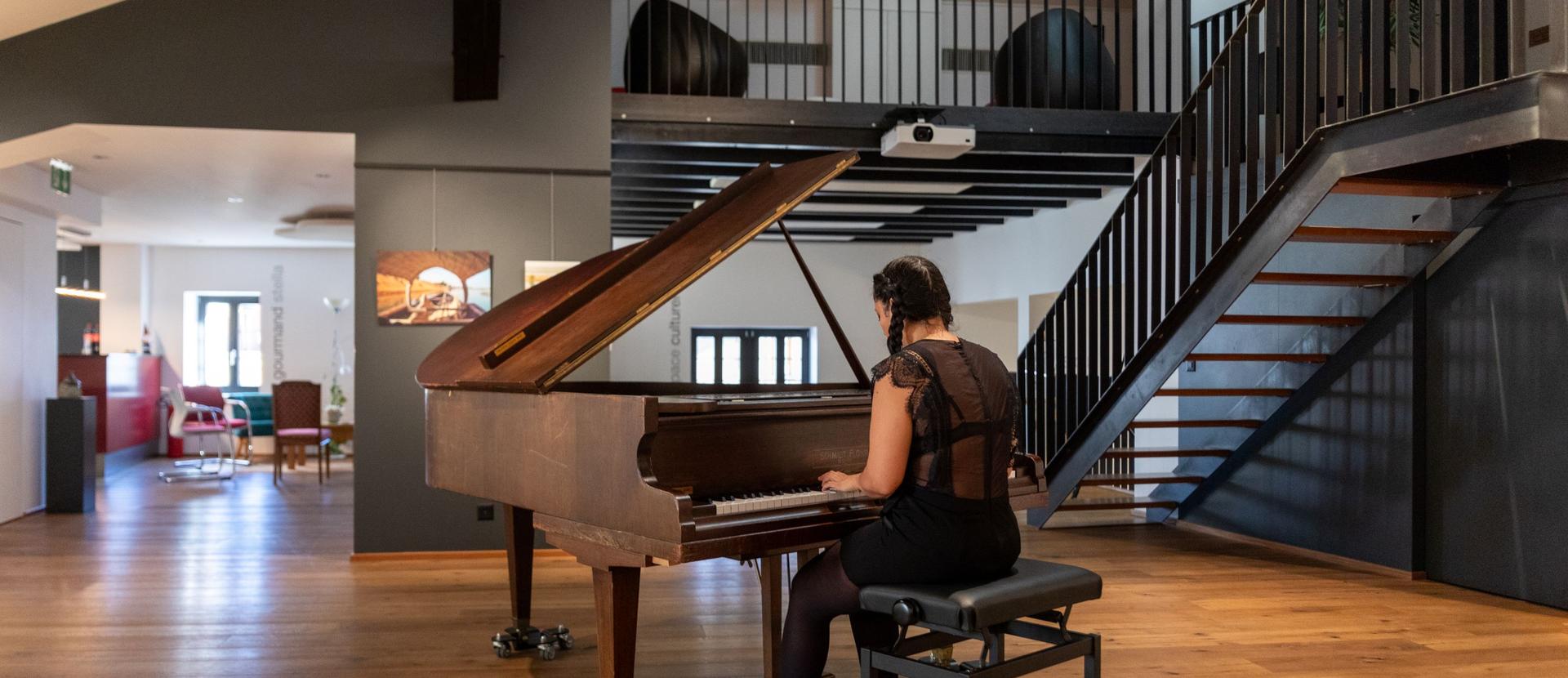 Personne qui joue du piano