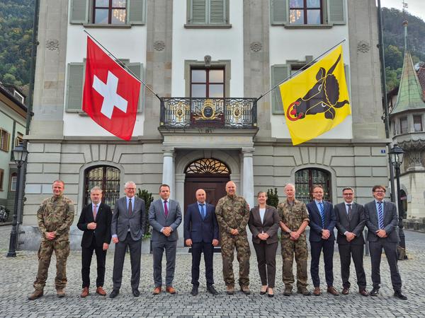 Gruppenbild der Delegation des Chefs der Armee, Benedikt Roos (Mitte), mit den Mitgliedern des Regierungsrats vor dem Rathaus. 