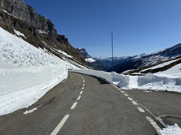 Die Räumungs- und Instandsetzungsarbeiten am Klausenpass sind abgeschlossen. Bild Baudirektion Uri