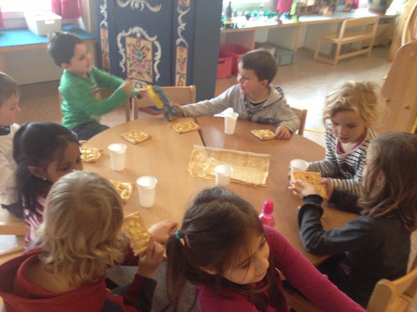 Kindergartenkinder essen Wähe