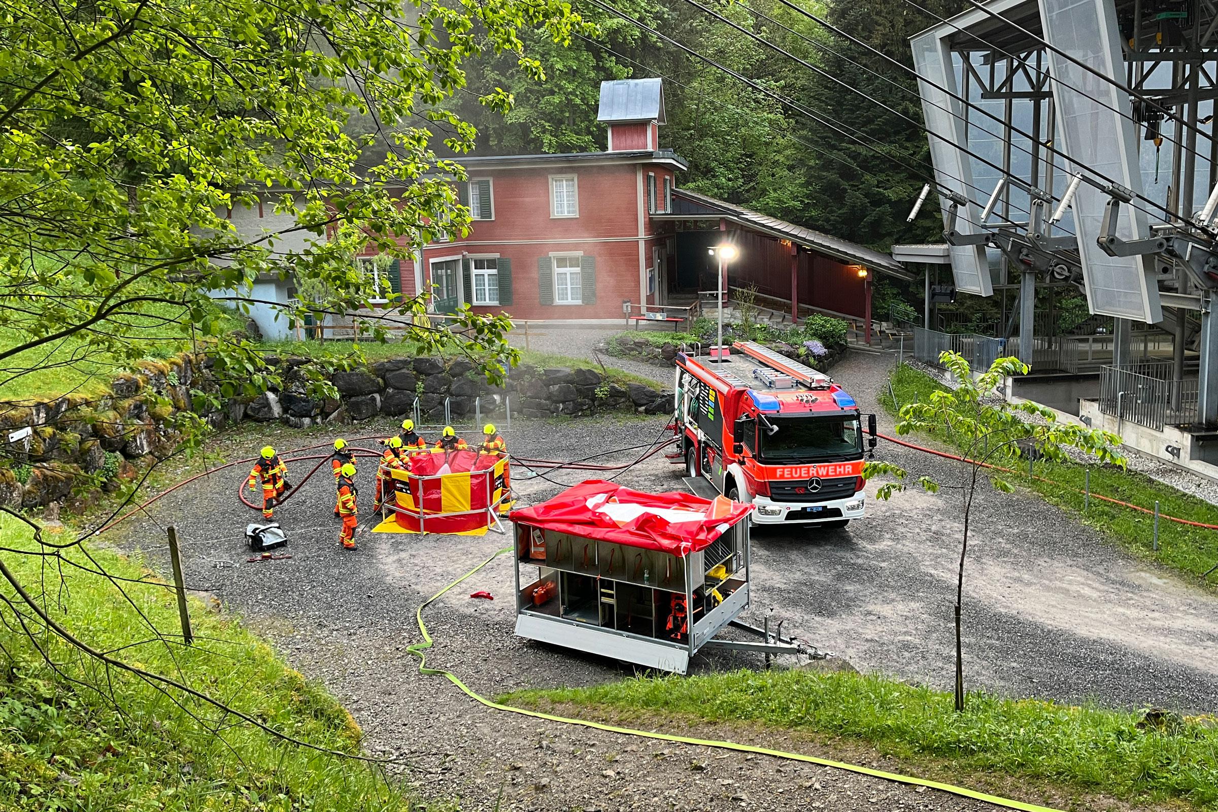  während sich der 2. Einsatzzug am Stanserhorn mit dem Material für Waldbrände vertraut macht.