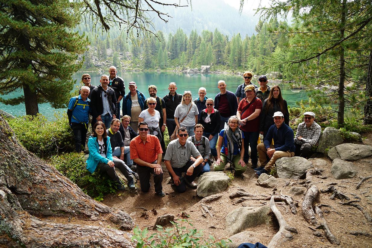 Lagh da Sasseo - ein beliebtes Fotosujet - natürlich auch für das Gruppenfoto.