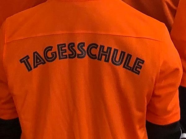oranges T-Shirt von hinten mit Aufschrift Tagesschule