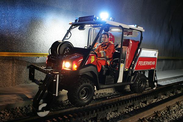 Der Kawasaki mit montierter Schienenführung im Tunnel Engelberg der Zentralbahn