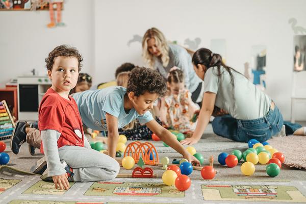 Kinder mit erwachsenen am Spielen.