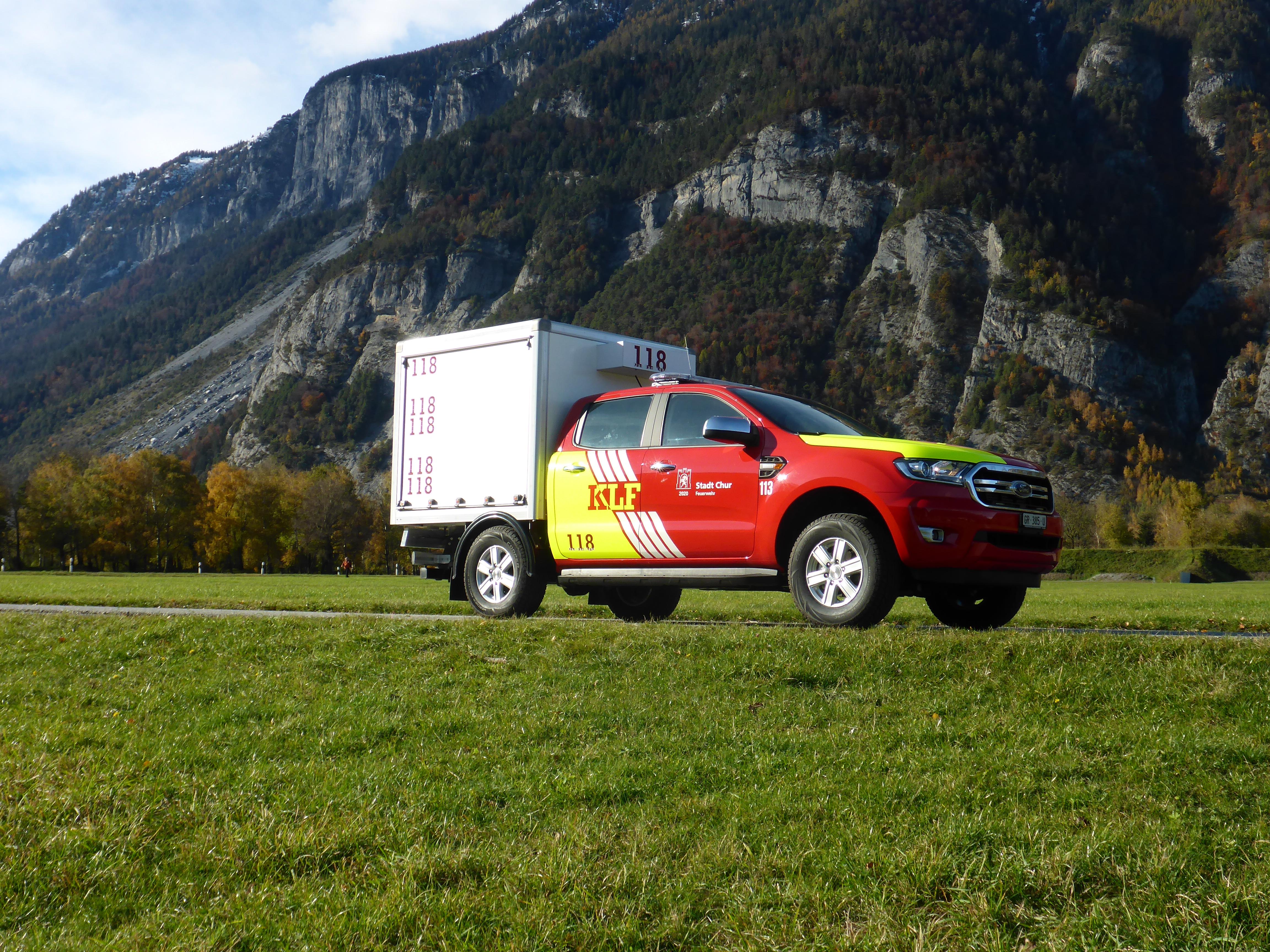 Typ: Ford Ranger 2.0 TDCI 4x4
Motor: Diesel 4 Zylinder, 170 PS
Aufbau: Mayer AG, Trimmis
Getriebe: Automatik 10 Gang
Höhe: 2.35 Meter
Breite: 1.90 Meter
Länge: 5.50 Meter
Gewicht: 3.5 Tonnen
Verwendung: Lösch- und Mannschaftstransport