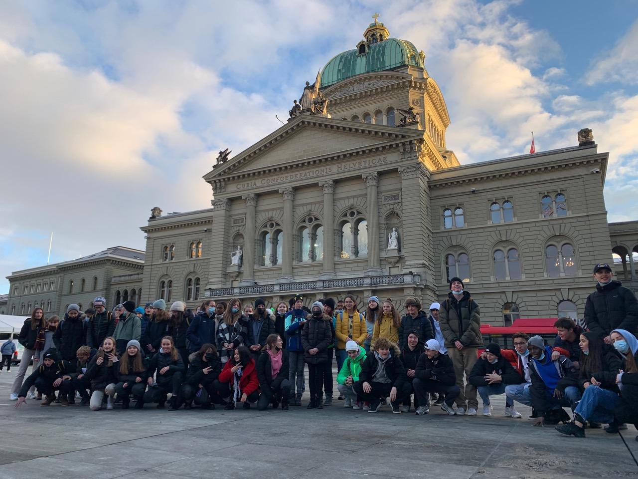Die 2. und 3. Sek Speicher vor dem Bundeshaus.
