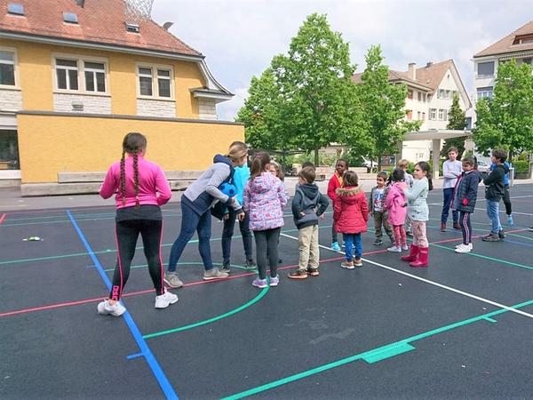 Gruppe auf dem Pausenplatz