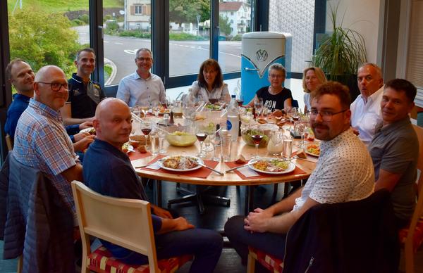 Gemeinderat und Geschäftsprüfungskommission beim Abendessen