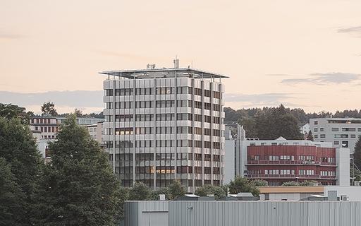 Ein hohes Gebäude.