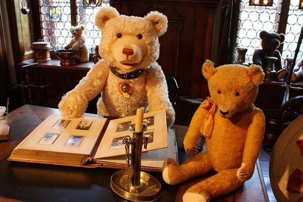 zwei Teddybären sitzen am Tisch