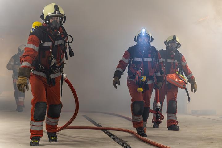 Bild von Feuerwehrleuten in einer verrauchten Tiefgarage