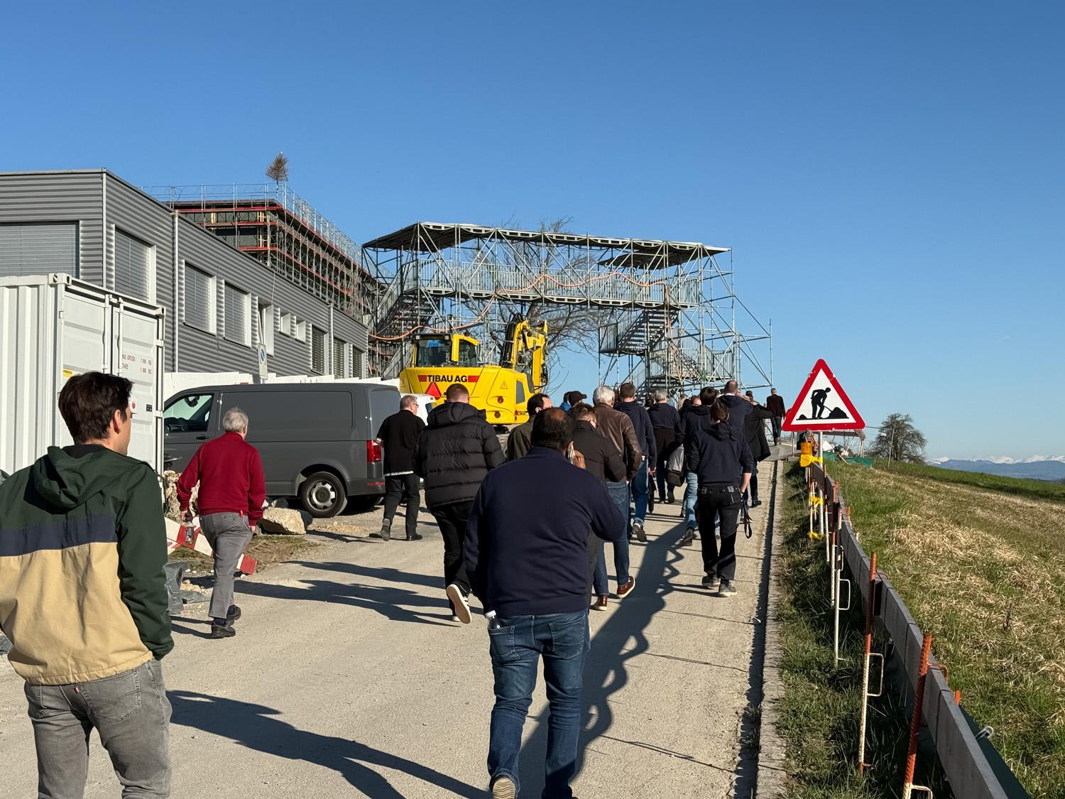 Auf dem Weg zur Baustellenbesichtigung.