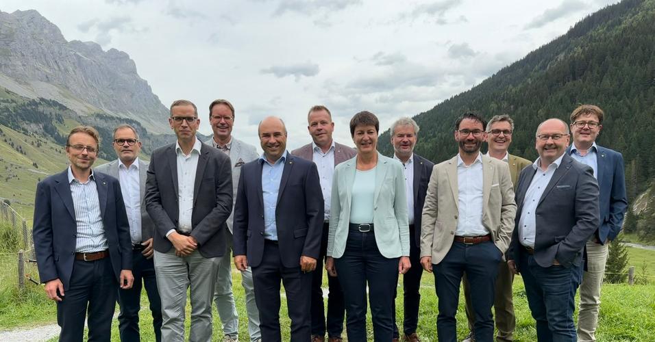 Gruppenbild der beiden Regierungen an der «Vrenenchilbi». Die beiden Delegationen standen unter der Leitung der Landammänner Markus Heer (GL, 3. von links) und Daniel Furrer (UR, 5. von links).