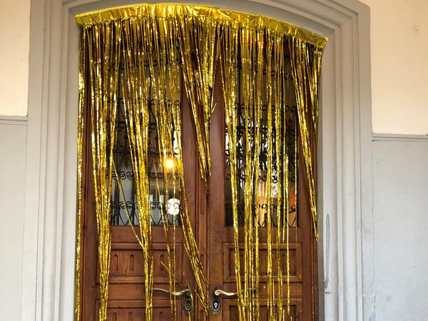 Eingangstüre Schulhaus mit goldenem Vorhang