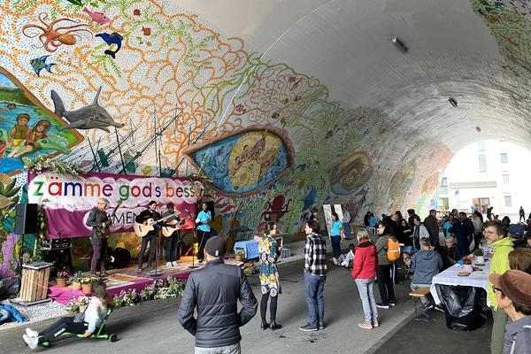 Menschen feiern in Tunnel.