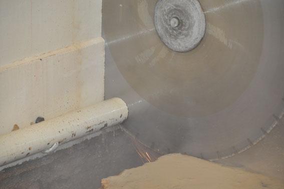 Eine grosse Frräse an der Arbeit.