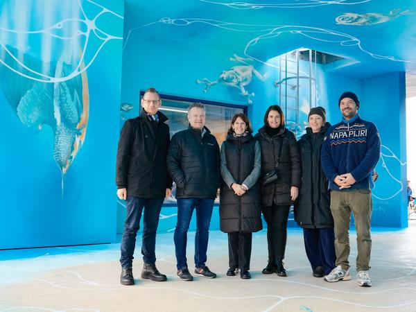 Künstlerduo und Gemeinderatsmitglieder beim Wandbild