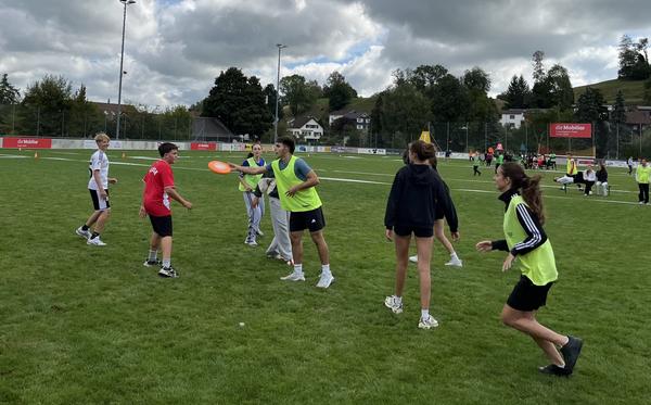 Fussball, Frisbee und Basketball am Sporttag der Oberstufe
