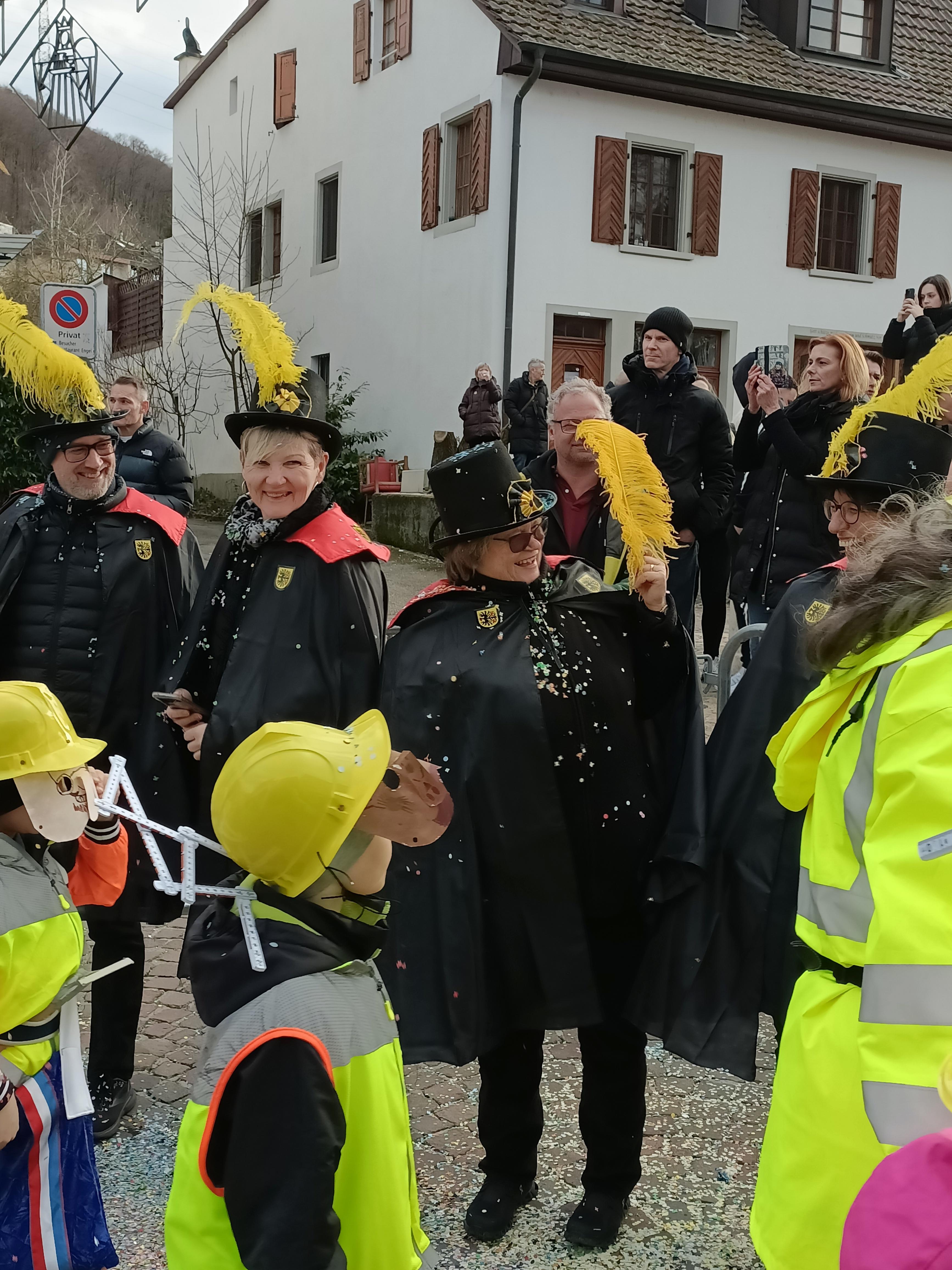 DAs Komitée - die Schulleitung - zog vor jeder Gruppe den Hut und bedankte sich persönlich. 