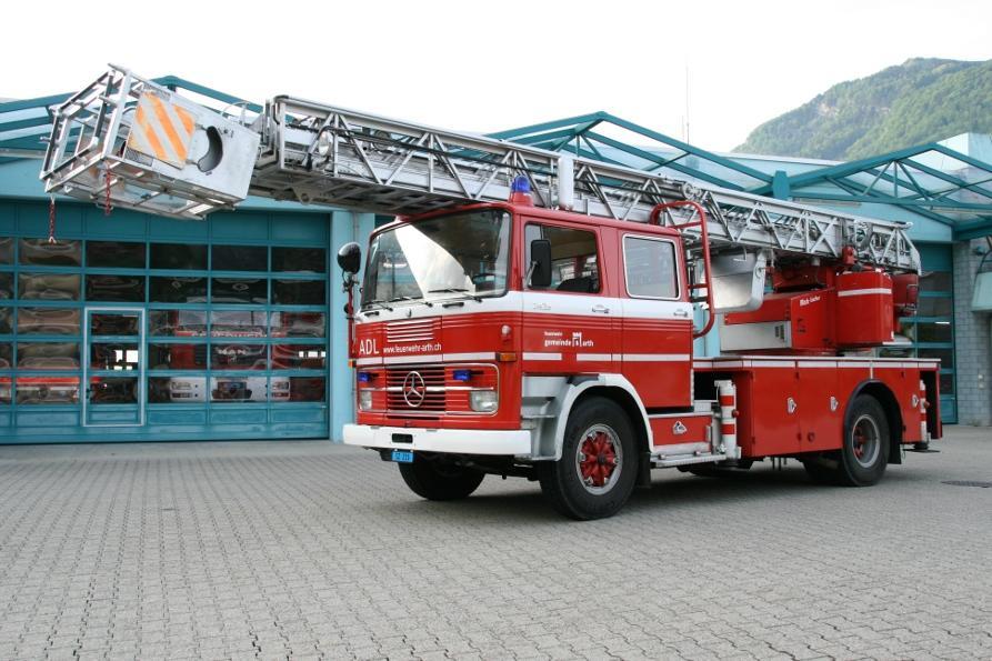 <b>Fahrzeugdaten</b>
Kurzbezeichnung: ADL
Funkrufname: AGO 7
Fz Marke / Typ: Mercedes - Benz / LP 1419
Jahrgang: 1977
Motor: 6 Zylinder-Diesel
Antrieb: Hinterachse
Gesamtgewicht: 14'000 kg


<b>Fahrzeugaufbau (Metz Aerials GmbH, D-Karlsruhe)</b>
METZ Leiter DL 30 / mit montierbarem Korb
Rettungshöhe 30 m
Motorspritze Typ 2 am Heck
Wasserwerfer an Korb montierbar


<b>Einsatzbereich</b>
Rettungen
Löscheinsatz
Technische Hilfeleistung