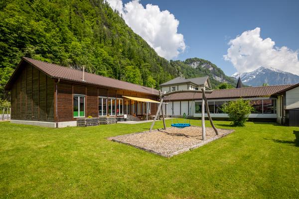 Tagesschule und Spielplatz von der Westseite her fotografiert.