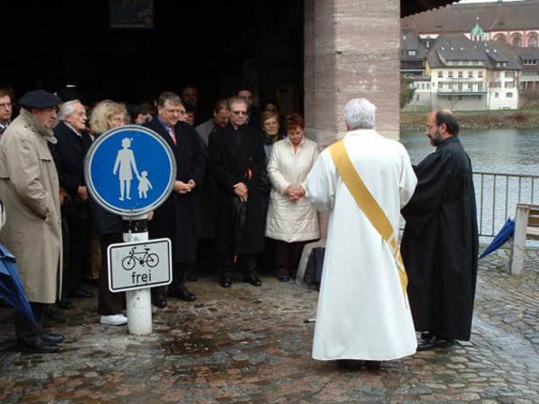 Die Einsegnung durch Pfarrer A. Bilinski und Diakon U. Buser.
