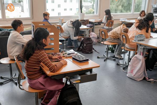 Schüler in einem Schulzimmer.