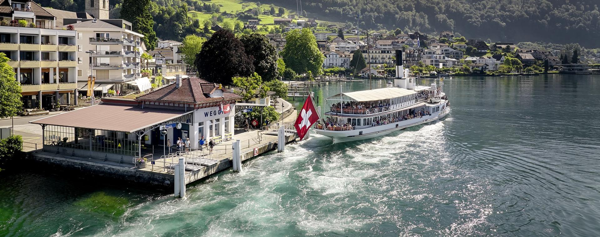 Schiffstation mit Dampfschiff
