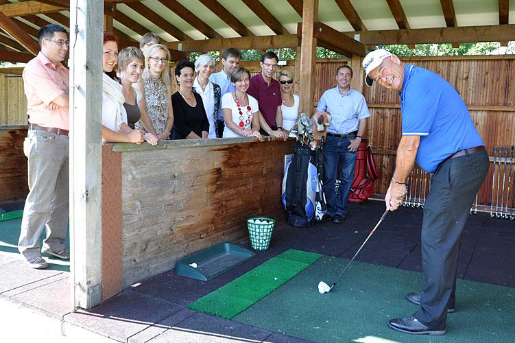 Abschlag-Lektion an die Ratsmitglieder auf der Driving Range.