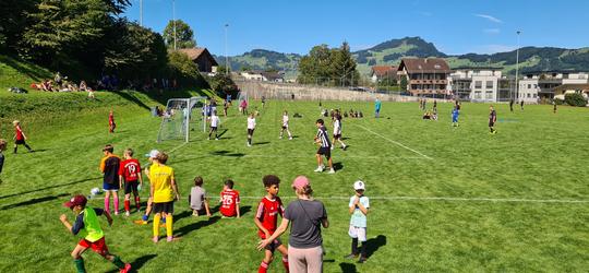 Beckenrieder Kinder spielen Fussball