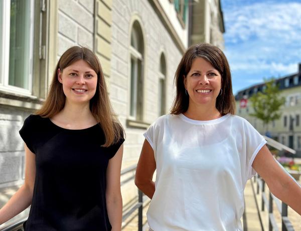 Ylenia Braun (links) und Manuela Keller arbeiten seit zwei beziehungsweise sieben Jahren im Personaldienst der Gemeinde.