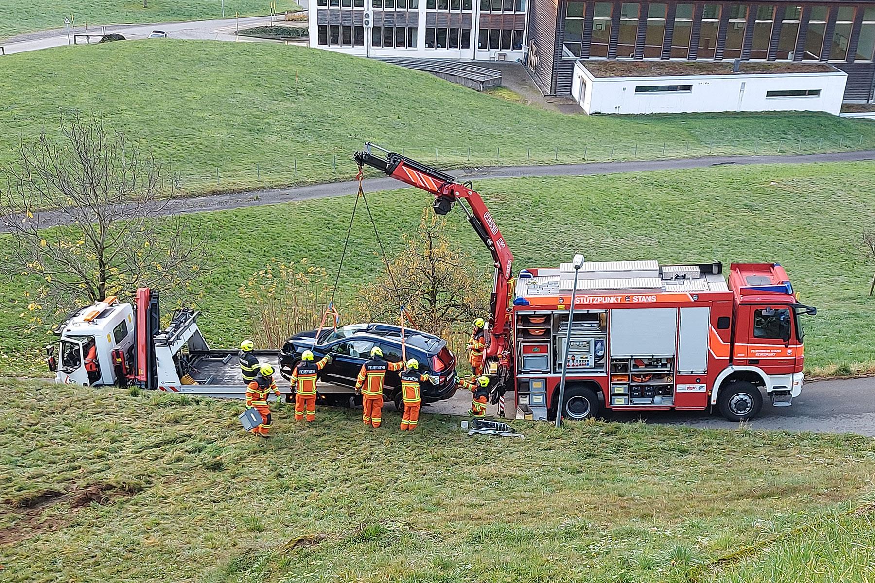 In Emmetten muss ein verunfalltes Auto geborgen werden.
