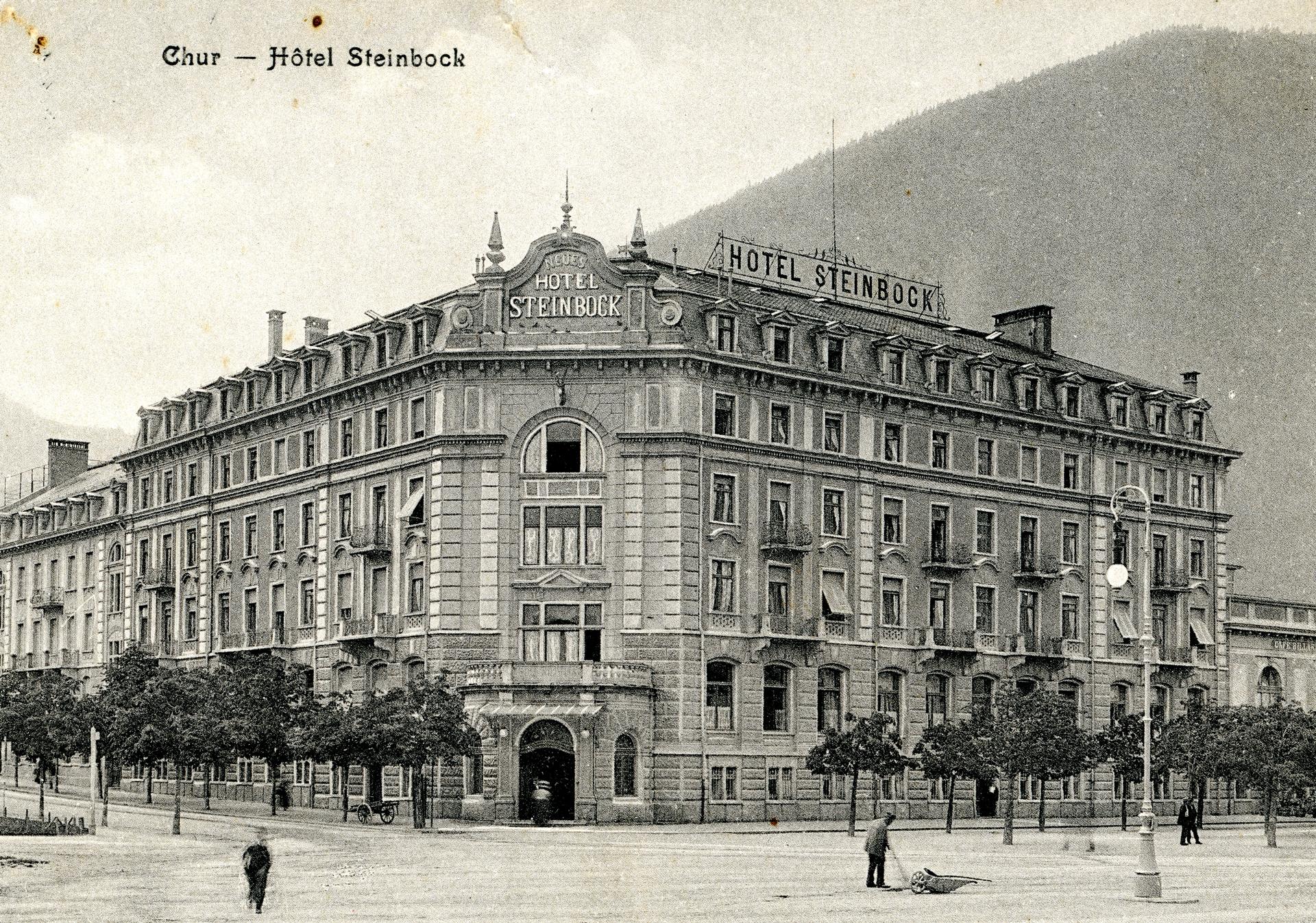 Ansichtskarte.
«Chur – Hôtel Steinbock» am Bahnhofplatz.
Das imposante Hotel wurde 1899–1901
erbaut und 1964 abgebrochen.
(StadtAC, ohne Signatur, Nachlass Haltiner,
Rathe-Fehlmann, um 1910).