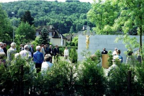 Die Einsegnungsfeier vom 24. Mai 2001 beginnt.
