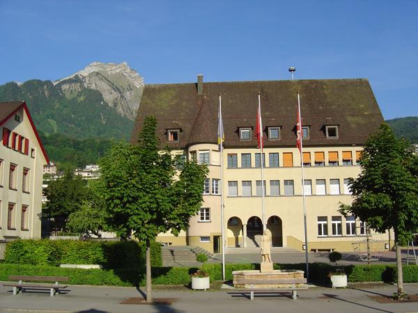Schulhaus Dorf mit Blick zum Pilatus