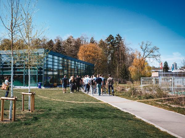 Menschen in der Badeanlage