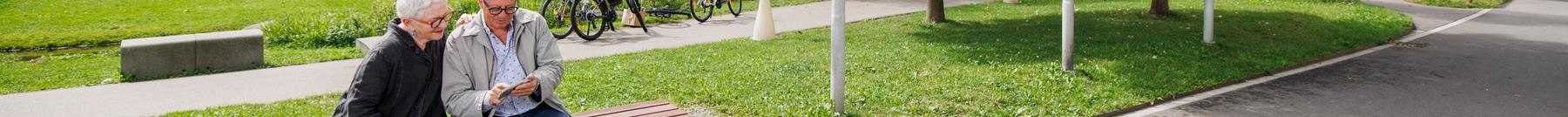 Ältere Menschen im Stadtpark