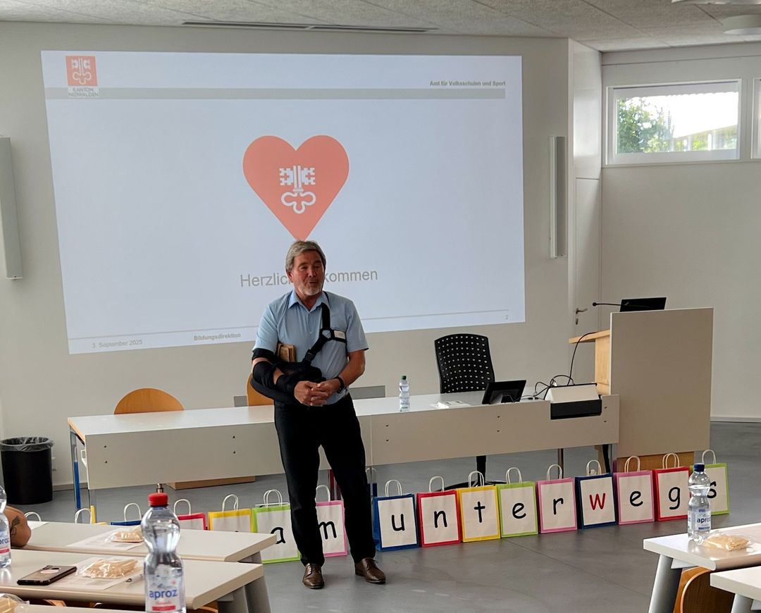 Bildungsdirektor Res Schmid begrüsst die neuen Lehrpersonen.