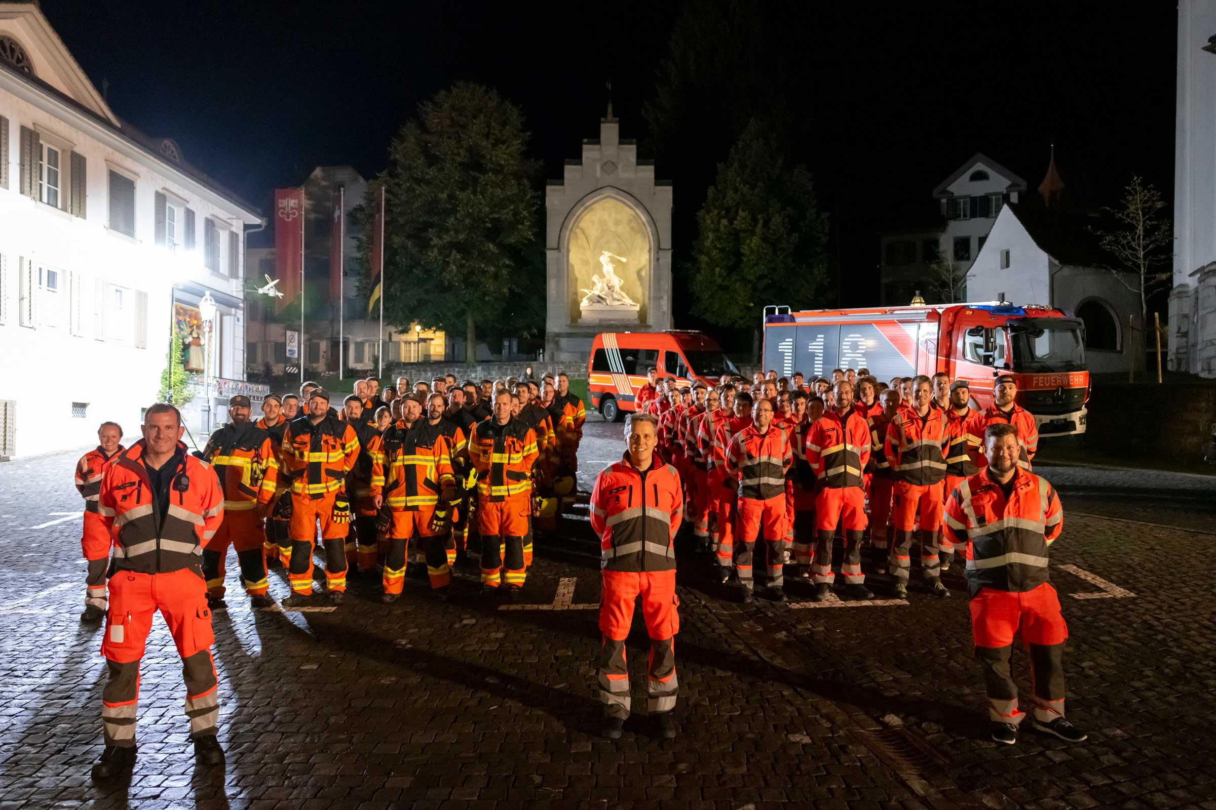 Auf dem Dorfplatz ist das ein seltenes Bild.