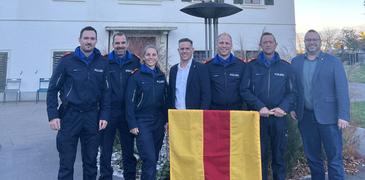 Das Gemeindehaus Richterswils ist im Hintergrund zu sehen, während im Vordergrund das Team der Gemeindepolizei zu sehen ist (5 Personen) mit Gemeindepräsident Marcel Tanner und Gemeinderat Renato Pfeffer