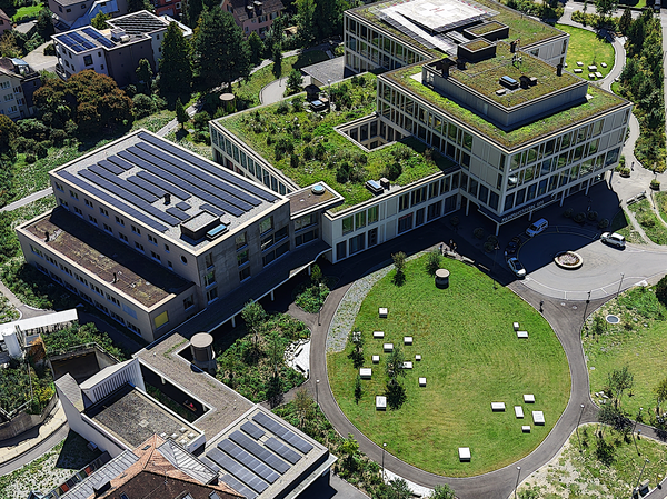 Kantonsspital Uri im Minergie-P Eco Standard: Photovoltaik und begrünte Dächer – zwei sicht-bare Beispiele für den Einbezug des Klimas am Bau. Bild: Kanton Uri