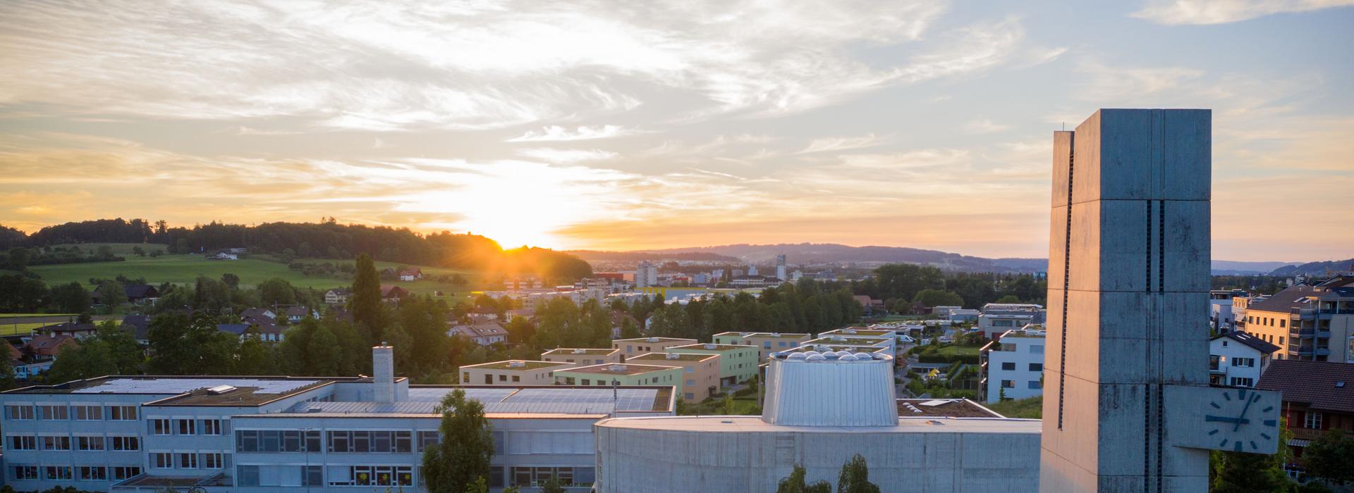 Sonnenuntergang Schulhaus Zentrum