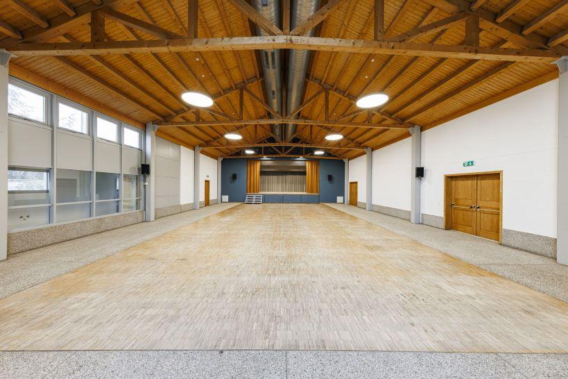Vue grande salle depuis l'entrée