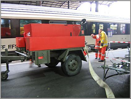 Bahnhof Luzern "Einfahrt Motorspritze Typ 4 der FFZ auf Perron 6".