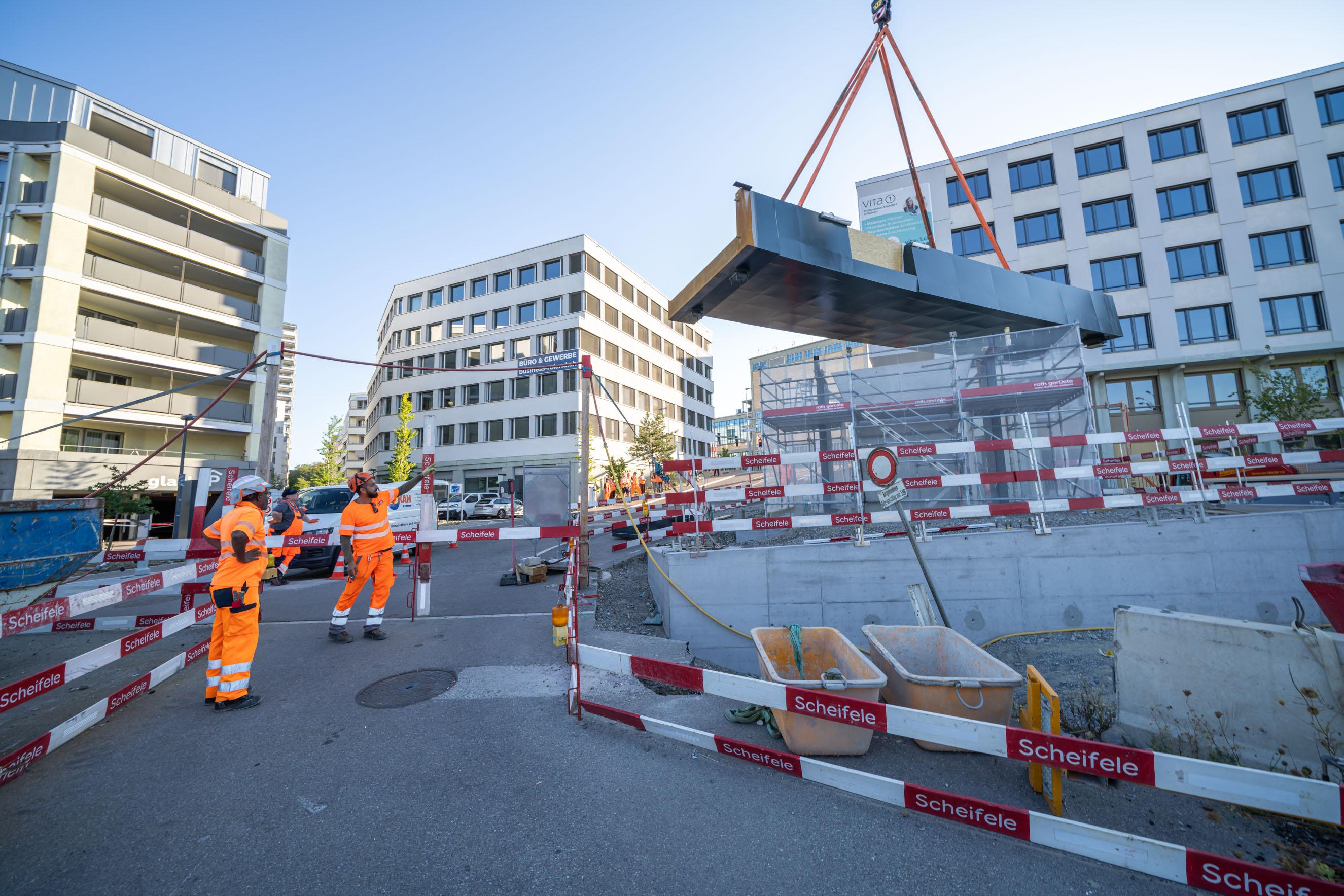 Das Stahlelement hoch in der Luft auf dem Weg an seinen neuen Ort.