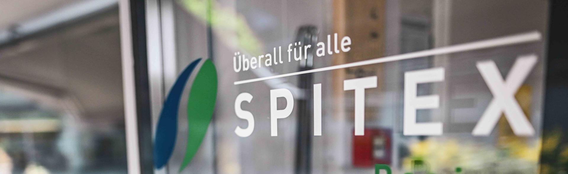 Pflegefachfrau im Büro