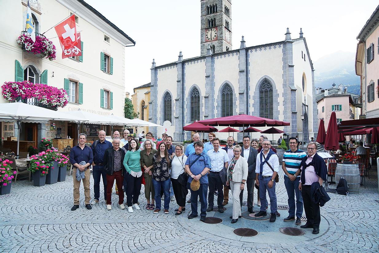 Gruppenbild auf dem Dorfplatz Poschiavo.