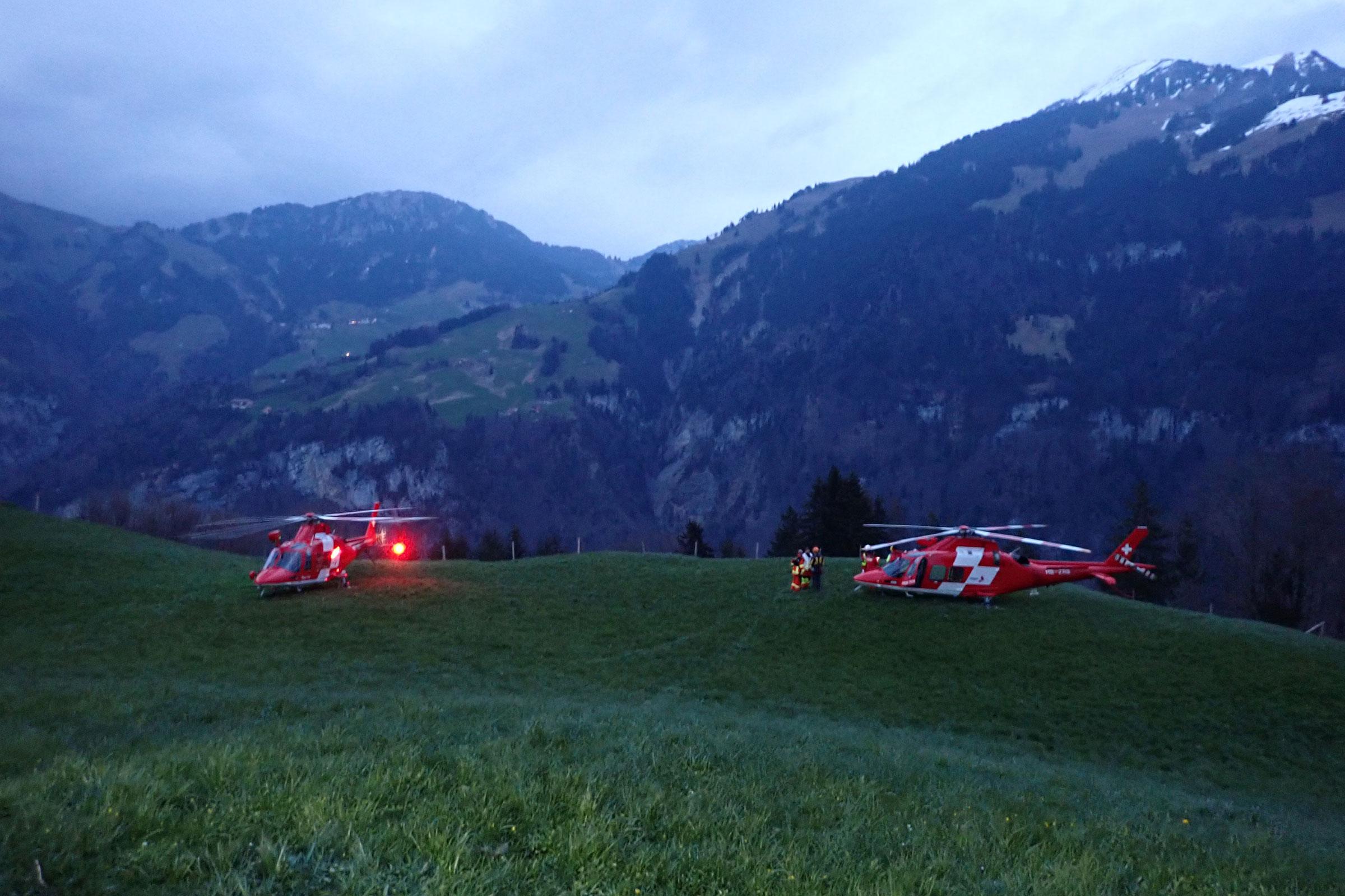 Die Strassenrettungsgruppe unterstützt andere Rettungsorganisationen, nachdem ein Traktor in Dallenwil über eine Felswand gestürzt ist. 